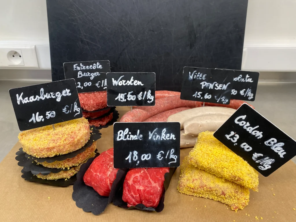 Diverse bereide vleesproducten zoals hamburgers, blinde vinken en cordon bleu.