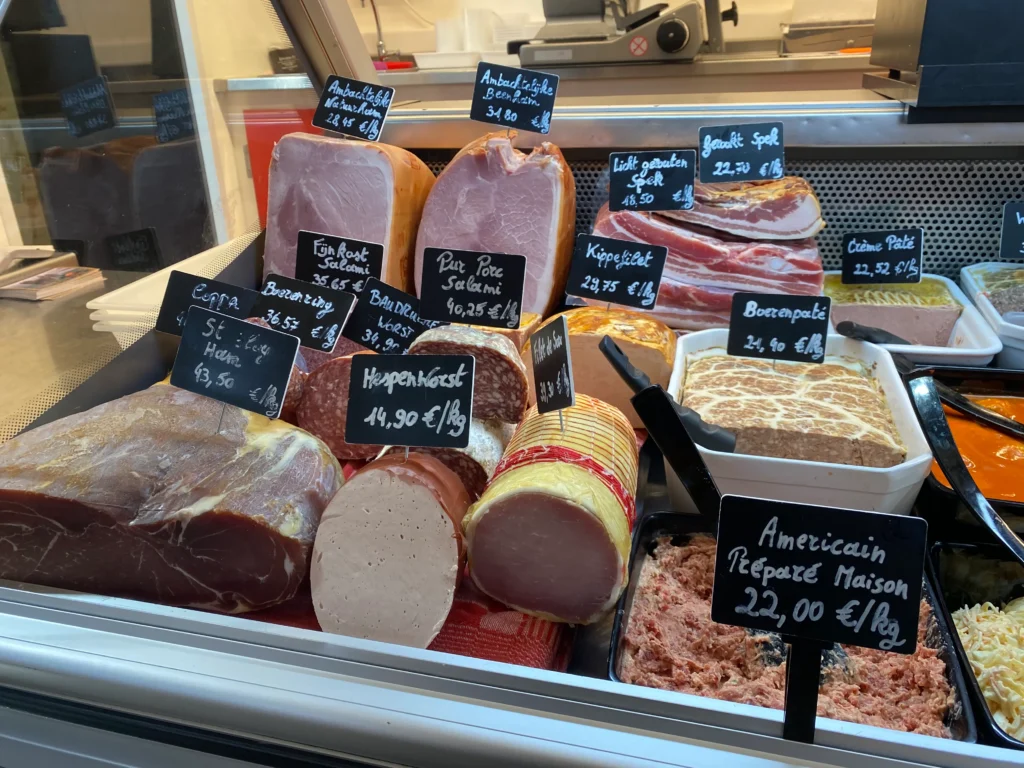 Ambachtelijke fijne vleeswaren en charcuterie in een gekoelde toonbank.